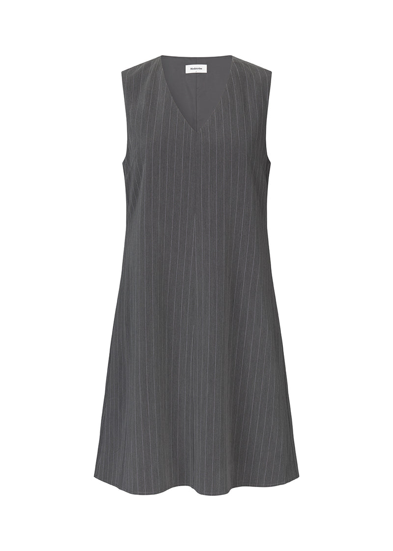 Kort kjole med nålestriber uden ærmer og med dyb v-udskæring foran. AbrahamMD dress har en A-formet silhuet med en længde til knæene.