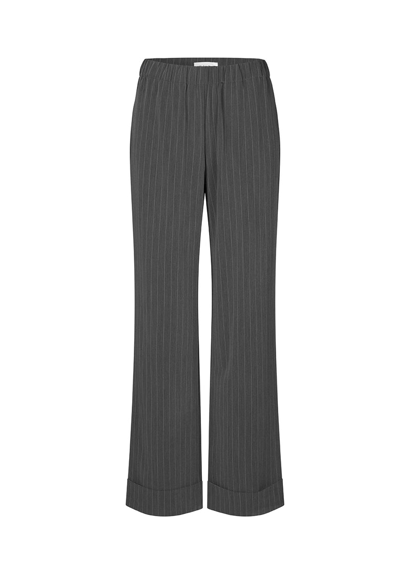 Vide bukser med beklædt elastik i taljen for komfort. AbrahamMD pants har lommer i sidesømmen, dekorative paspolerede baglommer og et bredt opsmøj forneden.  Match bukserne med blazeren i samme farve: AbrahamMD blazer.