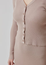 Cardigan i grå i en lettere afkortet og tætsiddende pasform. AinsleyMD cardigan er i en kvalitet af EcoVero viskose. Styles med den matchende nederdel: AinsleyMD skirt.