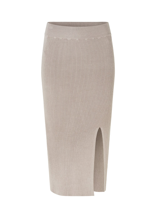Ribstrikket nederdel i grå i en tætsiddende pasform med slids. AinsleyMD skirt er i midi-længde og har høj talje med beklædt elastik. Sammensæt med den matchende cardigan: AinsleyMD cardigan.
