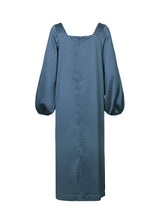 Lang kjole i satin med voluminøs silhuet. AlbyMD dress har firkantet udskæring ved hals og ryg og oversize ballonærmer med elastik ved håndleddet.