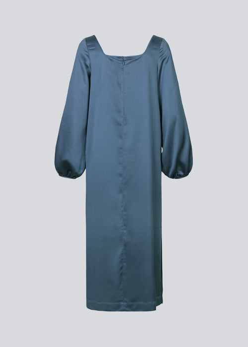 Lang kjole i satin med voluminøs silhuet. AlbyMD dress har firkantet udskæring ved hals og ryg og oversize ballonærmer med elastik ved håndleddet.
