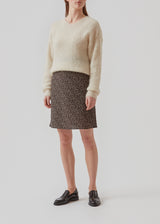 Kort, A-formet nederdel i en mere ansvarlig kvalitet med blødt fald. AlexanderMD print skirt har en høj talje med skjult lynlås i den ene side.