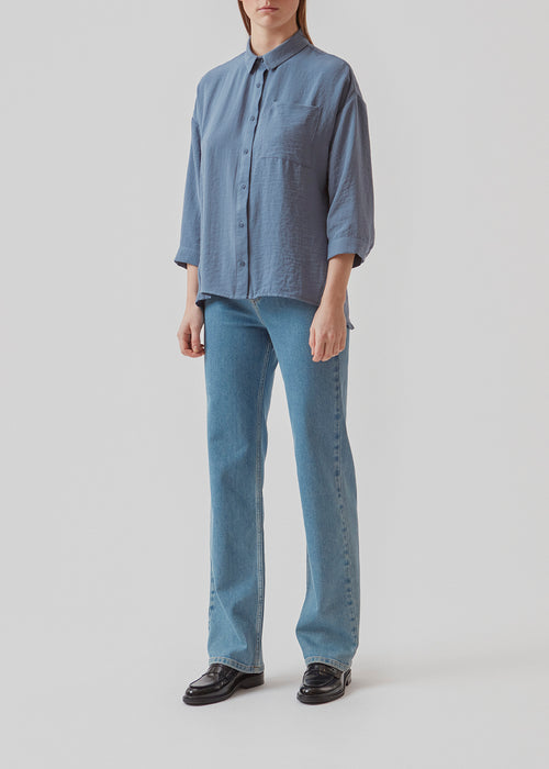 Smuk skjorte i mørkeblå i et klassisk design. Alexis shirt har krave og bliver knappet fortil. Skjorten har 3/4 lange ærmer og en enkelt brystlomme, som er med til at give detalje. Modellen er 174 cm og har en størrelse S/36 på