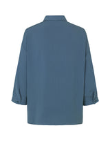Smuk skjorte i mørkeblå i et klassisk design. Alexis shirt har krave og bliver knappet fortil. Skjorten har 3/4 lange ærmer og en enkelt brystlomme, som er med til at give detalje. Modellen er 174 cm og har en størrelse S/36 på