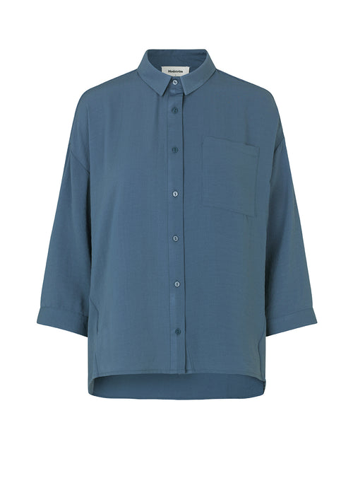 Smuk skjorte i mørkeblå i et klassisk design. Alexis shirt har krave og bliver knappet fortil. Skjorten har 3/4 lange ærmer og en enkelt brystlomme, som er med til at give detalje. Modellen er 174 cm og har en størrelse S/36 på