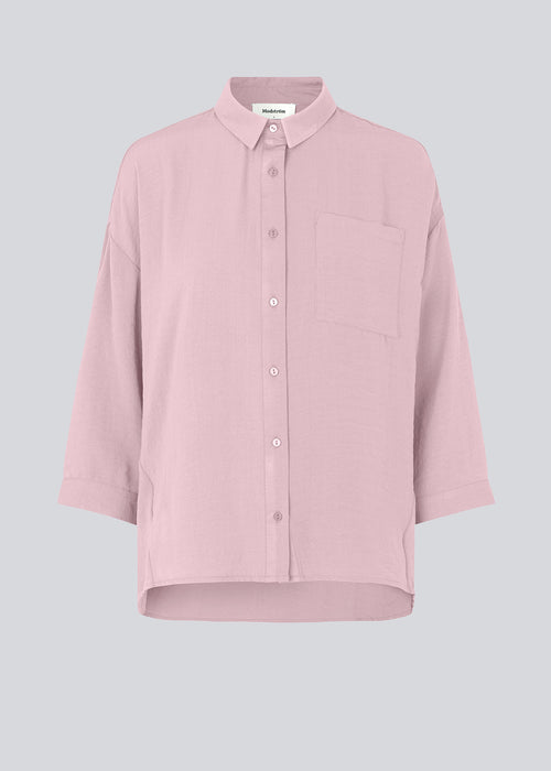 Smuk skjorte i dusty sorbet i et klassisk design. Alexis shirt har krave og bliver knappet fortil. Skjorten har 3/4 lange ærmer og en enkelt brystlomme, som er med til at give detalje.