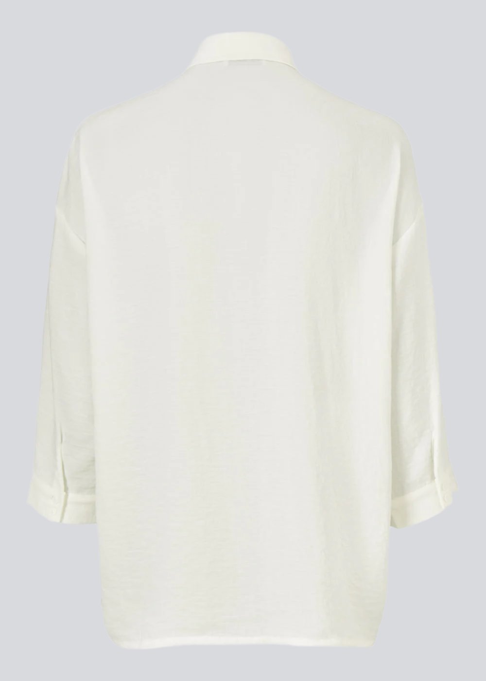 Smuk skjorte i et klassisk design. Alexis shirt har krave og bliver knappet fortil. Skjorten har 3/4 lange ærmer og en enkelt brystlomme, som er med til at give detalje.