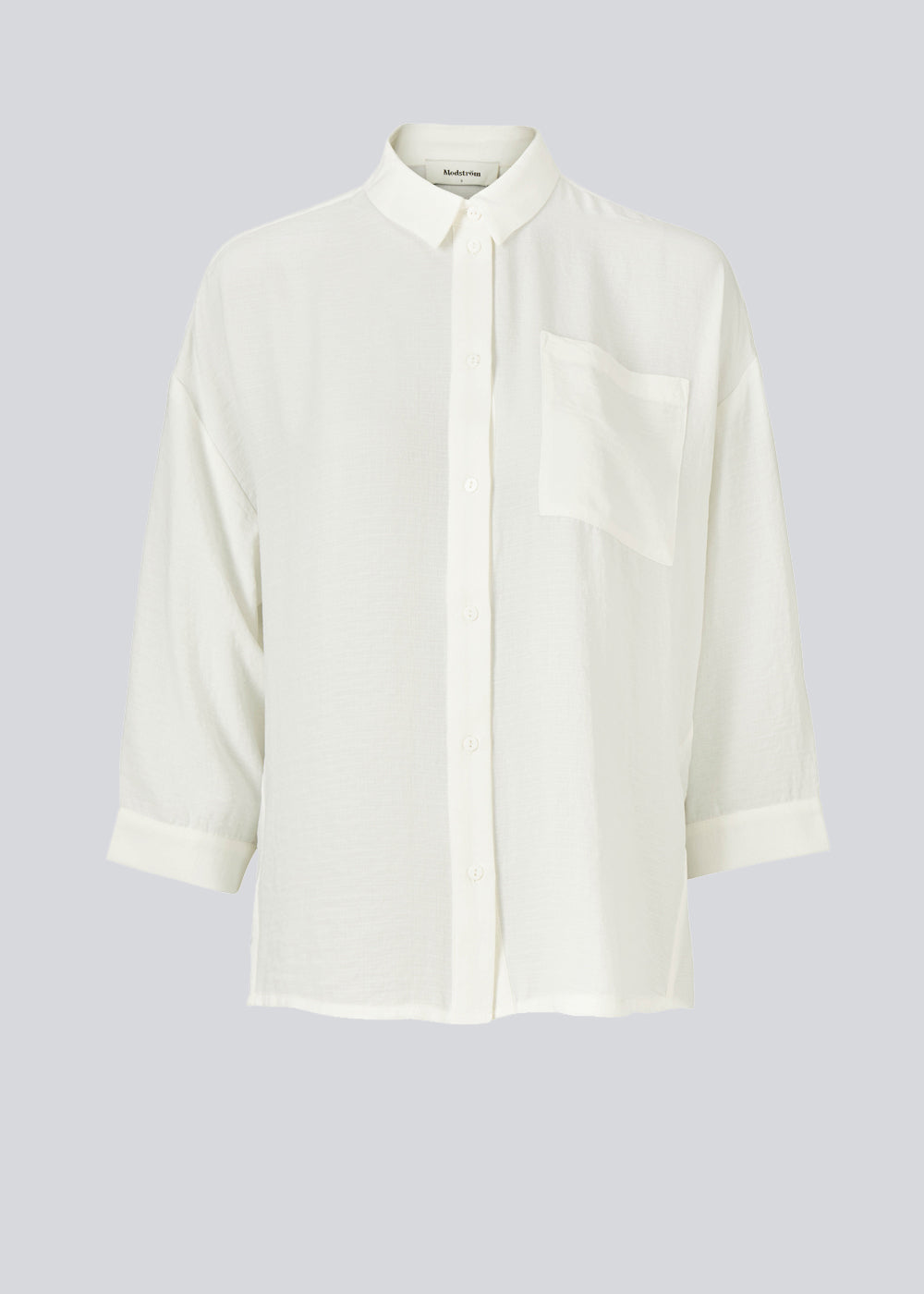 Smuk skjorte i hvid i et klassisk design. Alexis shirt i farven hvid har krave og bliver knappet fortil. Skjorten har 3/4 lange ærmer og en enkelt brystlomme, som er med til at give detalje.