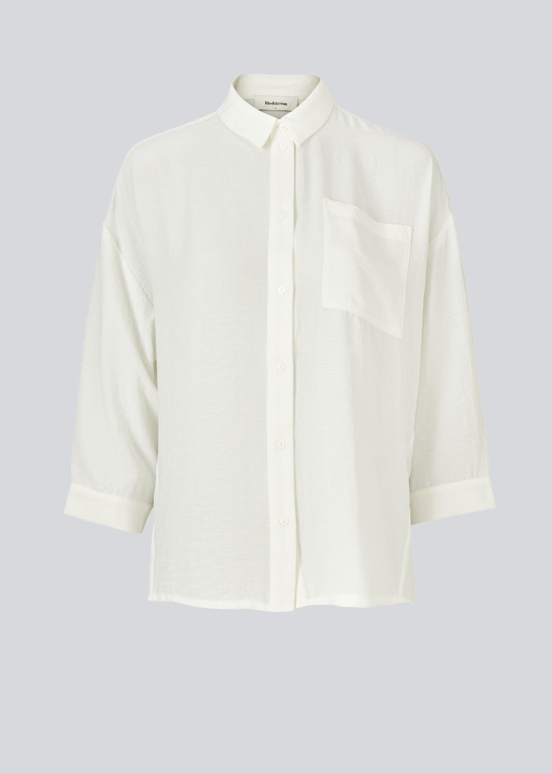 Smuk skjorte i hvid i et klassisk design. Alexis shirt i farven hvid har krave og bliver knappet fortil. Skjorten har 3/4 lange ærmer og en enkelt brystlomme, som er med til at give detalje.