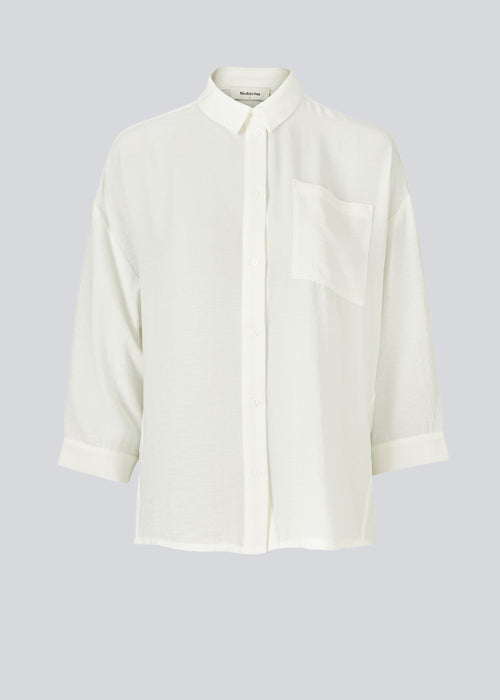 Smuk skjorte i hvid i et klassisk design. Alexis shirt i farven hvid har krave og bliver knappet fortil. Skjorten har 3/4 lange ærmer og en enkelt brystlomme, som er med til at give detalje.