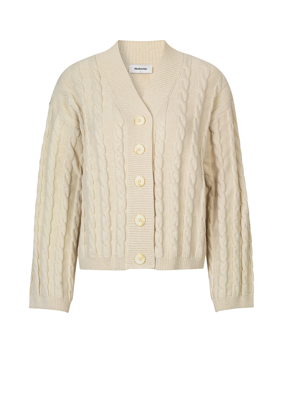 Cardigan i beige i kabelstrik med lange ærmer. AliceMD cardigan har v-udskæring og knapper foran. Ribkanter langs udskæring, knapper, manchet og bund.