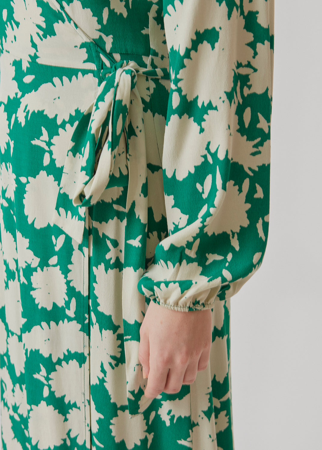 Langærmet kjole med v-udskæring og wrap-effekt med bindebånd i taljen. Længden på AllisonMD print dress går til anklerne. Materialet er en EcoVero viskosekvalitet.