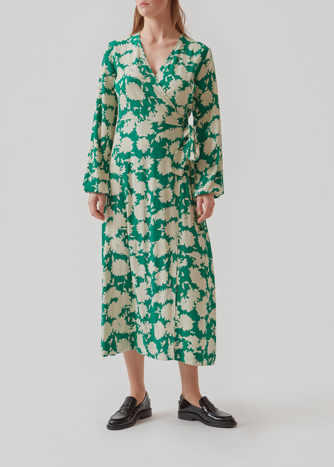 Langærmet kjole med v-udskæring og wrap-effekt med bindebånd i taljen. Længden på AllisonMD print dress går til anklerne. Materialet er en EcoVero viskosekvalitet.