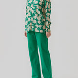 Afslappet skjorte i vævet EcoVero viskosekvalitet med blomstret print. AllisonMD print shirt har krave og knaplukning fortil. Style med de matchende bukser: AllisonMD print pants, for et gennemført look.