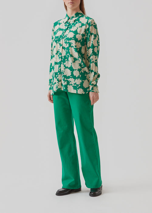 Afslappet skjorte i vævet EcoVero viskosekvalitet med blomstret print. AllisonMD print shirt har krave og knaplukning fortil. Style med de matchende bukser: AllisonMD print pants, for et gennemført look.
