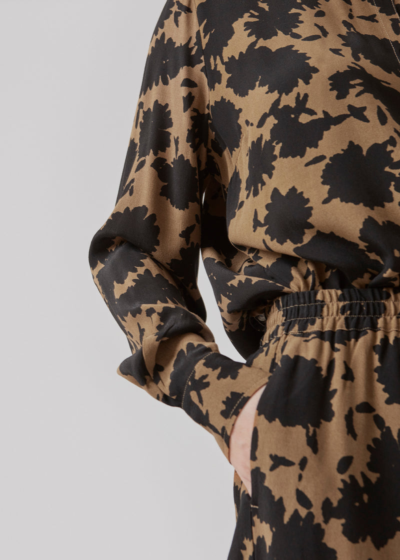 Afslappet skjorte i vævet EcoVero viskosekvalitet med blomstret print. AllisonMD print shirt har krave og knaplukning fortil. Style med de matchende bukser for et gennemført look.