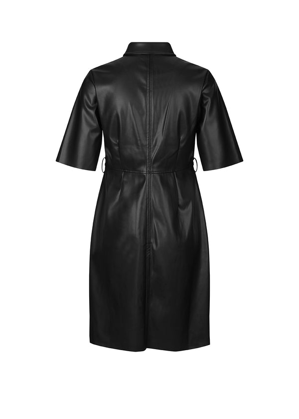 Knælang sort kjole i PU-læder med korte ærmer, krave og stofbetrukne knapper fortil. AlmaMD dress har sømdetaljer og bindebånd i taljen.