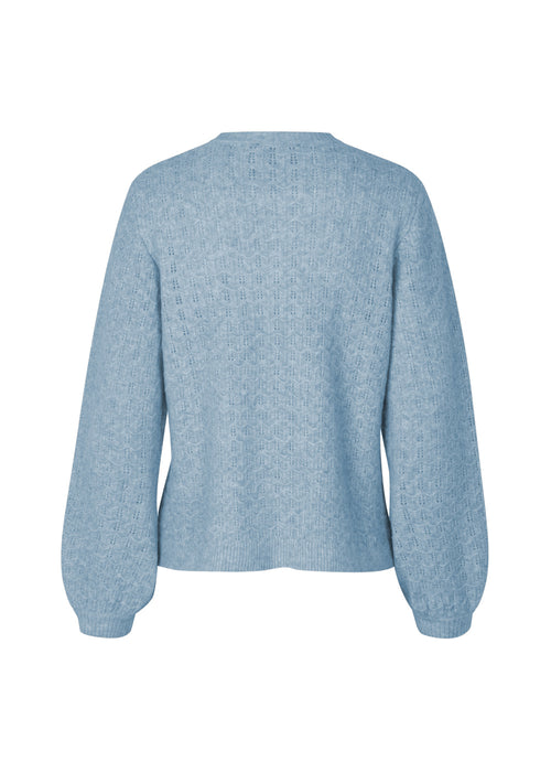 Cardigan i blå med lange ballonærmer og rund hals. AlvesMD cardigan har et fint hulmønster med indvævet uld. Knaplukning foran.