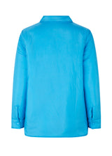 Oversized, let vatteret skjortejakke i en genvundet nylon. AmayaMD jacket har skjortekrave og knaplukning med trykknapper fortil. Lange ærmer og skrå sidelommer.