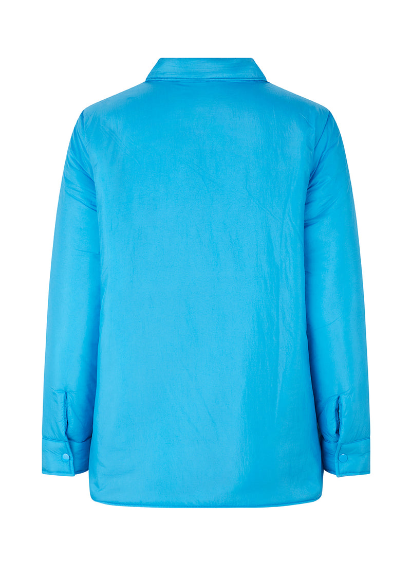 Oversized, let vatteret skjortejakke i en genvundet nylon. AmayaMD jacket har skjortekrave og knaplukning med trykknapper fortil. Lange ærmer og skrå sidelommer.