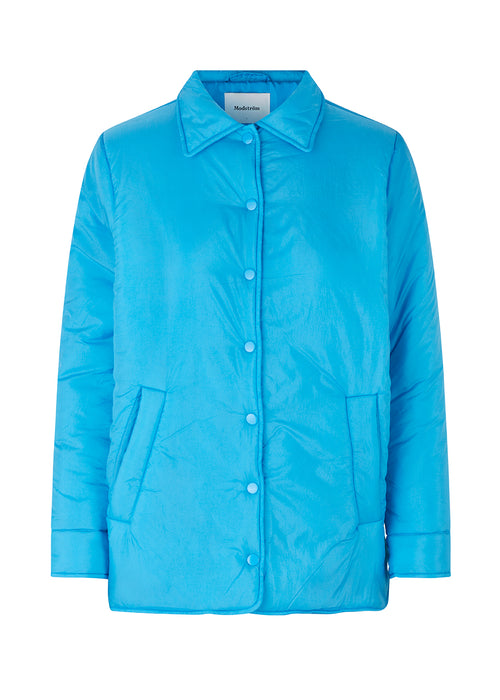 Oversized, let vatteret skjortejakke i en genvundet nylon. AmayaMD jacket har skjortekrave og knaplukning med trykknapper fortil. Lange ærmer og skrå sidelommer.
