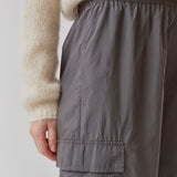 Bukser i grå i genvundet nylon. AmayaMD pants har høj talje og lige ben med justerbar elastik forneden. Beklædt elastik i taljen og to store lommer på benene.