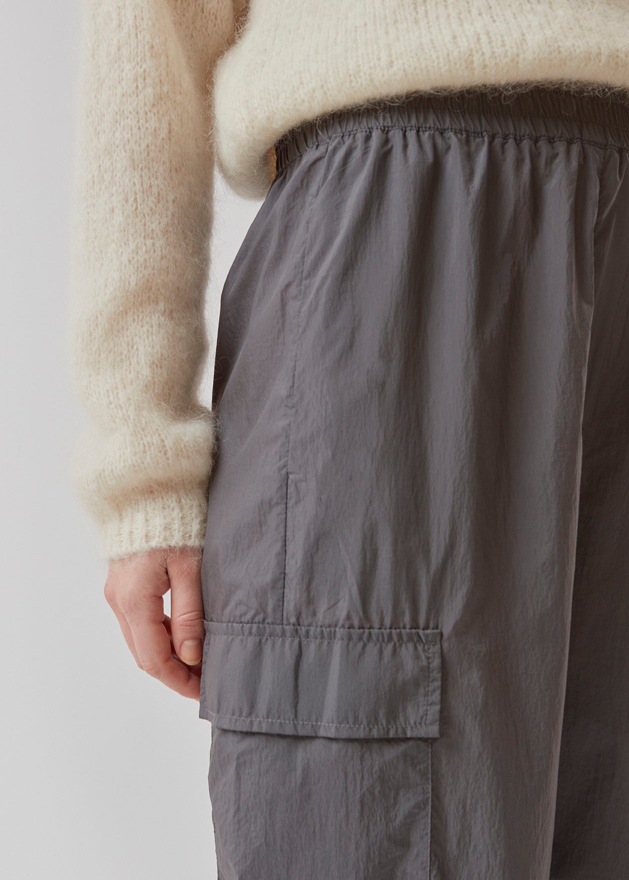 Bukser i grå i genvundet nylon. AmayaMD pants har høj talje og lige ben med justerbar elastik forneden. Beklædt elastik i taljen og to store lommer på benene.