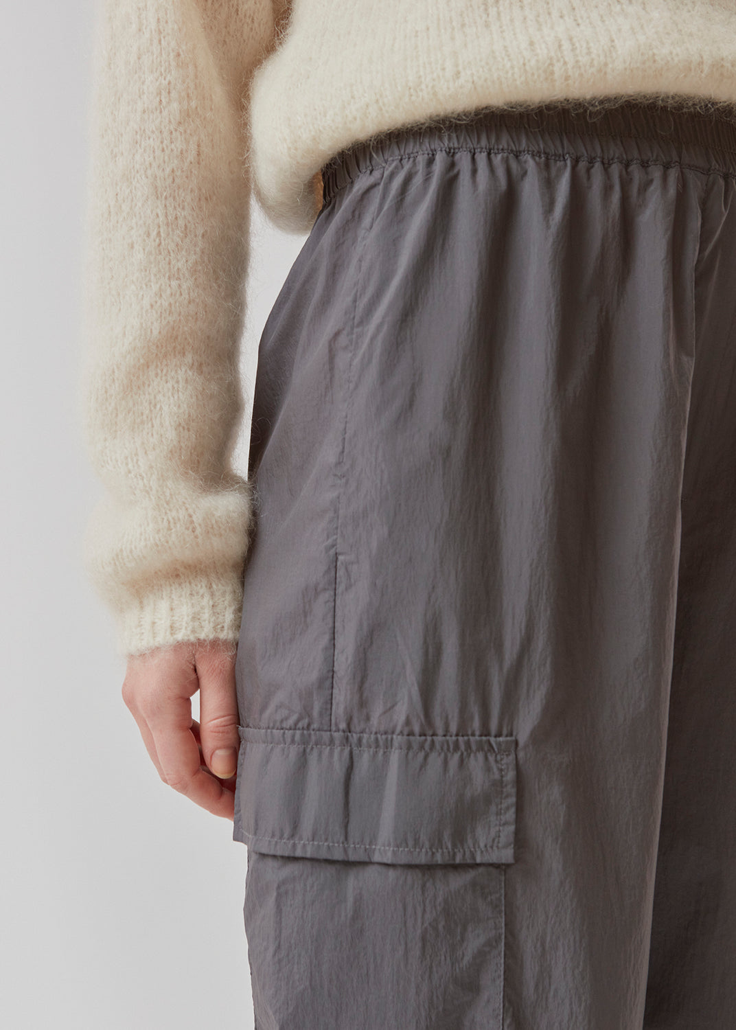 Bukser i grå i genvundet nylon. AmayaMD pants har høj talje og lige ben med justerbar elastik forneden. Beklædt elastik i taljen og to store lommer på benene.