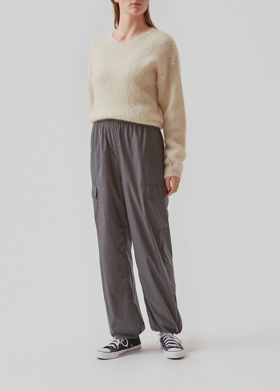 Bukser i grå i genvundet nylon. AmayaMD pants har høj talje og lige ben med justerbar elastik forneden. Beklædt elastik i taljen og to store lommer på benene.