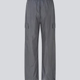 Bukser i grå i genvundet nylon. AmayaMD pants har høj talje og lige ben med justerbar elastik forneden. Beklædt elastik i taljen og to store lommer på benene.