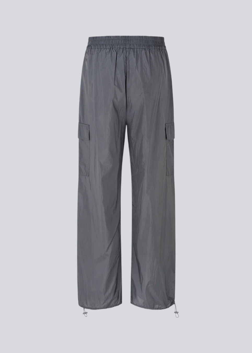 Bukser i grå i genvundet nylon. AmayaMD pants har høj talje og lige ben med justerbar elastik forneden. Beklædt elastik i taljen og to store lommer på benene.