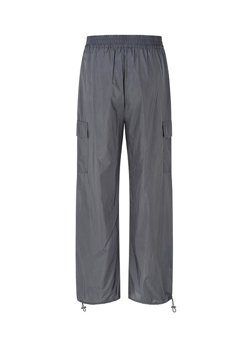 Bukser i grå i genvundet nylon. AmayaMD pants har høj talje og lige ben med justerbar elastik forneden. Beklædt elastik i taljen og to store lommer på benene.