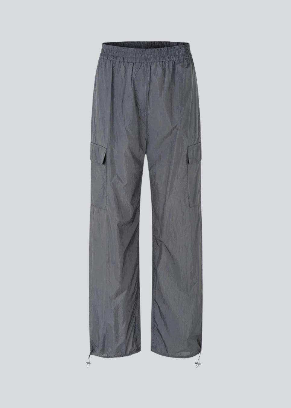 Bukser i grå i genvundet nylon. AmayaMD pants har høj talje og lige ben med justerbar elastik forneden. Beklædt elastik i taljen og to store lommer på benene.