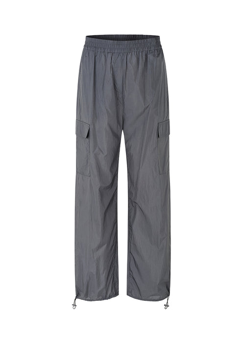 Bukser i grå i genvundet nylon. AmayaMD pants har høj talje og lige ben med justerbar elastik forneden. Beklædt elastik i taljen og to store lommer på benene.