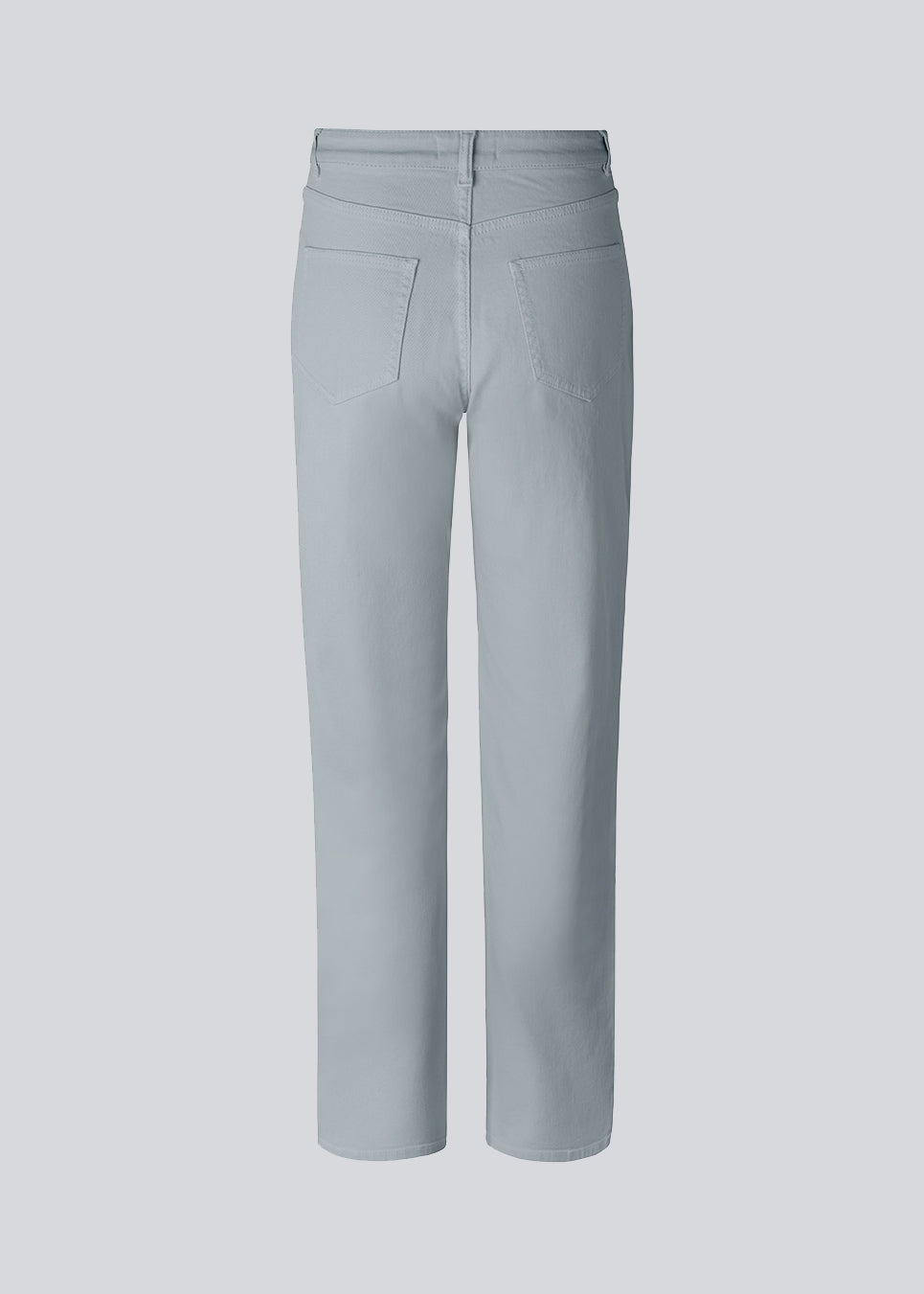 Jeans i farvet økologisk bomuldsdenim i farven Dusk. AmeliaMD jeans har en høj talje, fem lommer og lige, vide ben. Gylp med knap og lynlås.