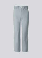 Jeans i farvet økologisk bomuldsdenim i farven Dusk. AmeliaMD jeans har en høj talje, fem lommer og lige, vide ben. Gylp med knap og lynlås.