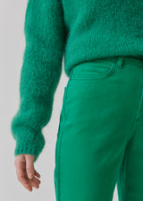 Jeans i grøn i farvet økologisk bomuldsdenim. AmeliaMD jeans har en høj talje, fem lommer og lige, vide ben. Gylp med knap og lynlås.