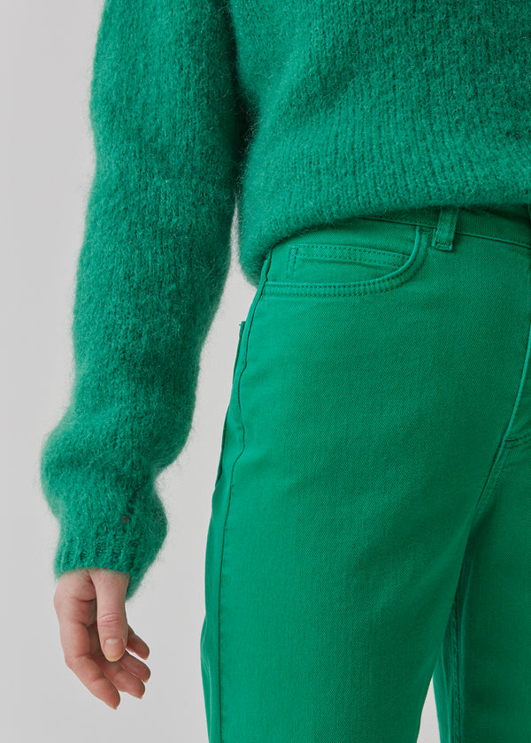 Jeans i grøn i farvet økologisk bomuldsdenim. AmeliaMD jeans har en høj talje, fem lommer og lige, vide ben. Gylp med knap og lynlås.