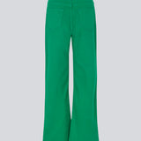 Jeans i grøn i farvet økologisk bomuldsdenim. AmeliaMD jeans har en høj talje, fem lommer og lige, vide ben. Gylp med knap og lynlås.