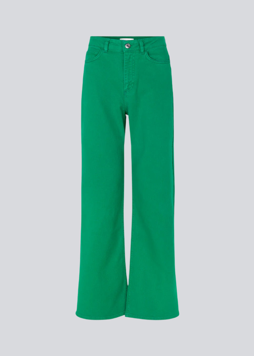 Jeans i grøn i farvet økologisk bomuldsdenim. AmeliaMD jeans har en høj talje, fem lommer og lige, vide ben. Gylp med knap og lynlås.