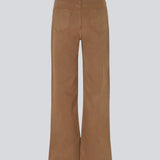 Jeans i farvet økologisk bomuldsdenim. AmeliaMD jeans har en høj talje, fem lommer og lige, vide ben. Gylp med knap og lynlås.