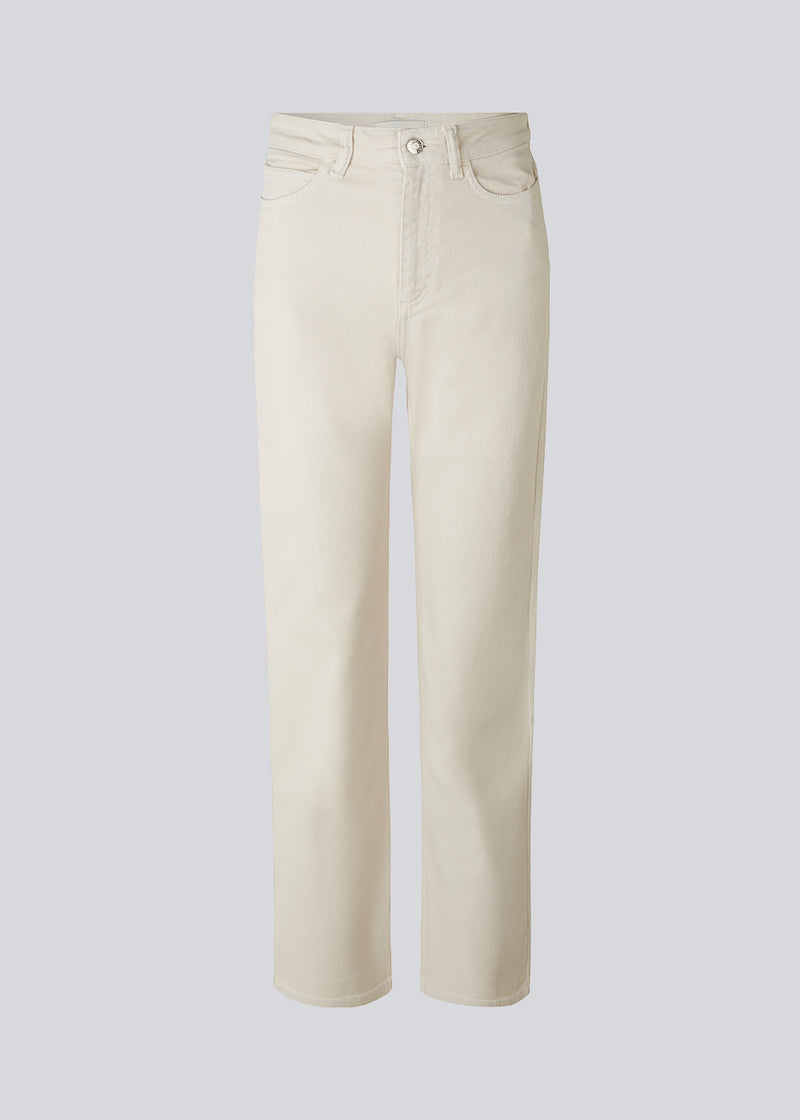 Jeans i farvet økologisk bomuldsdenim i farven summer sand. AmeliaMD jeans har en høj talje, fem lommer og lige, vide ben. Gylp med knap og lynlås. Modellen er 177 cm og har en størrelse S/36 på.