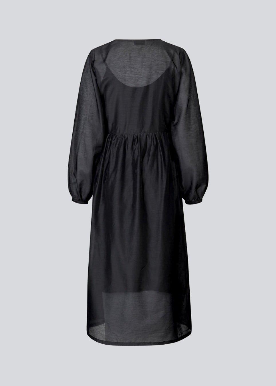 Mellemlang kjole i luftig hør-kvalitet, der er en smule gennemsigtig. AmoraMD dress har lange ballonærmer, v-udskæring og wrap-effekt med bindebånd. Underkjole medfølger.