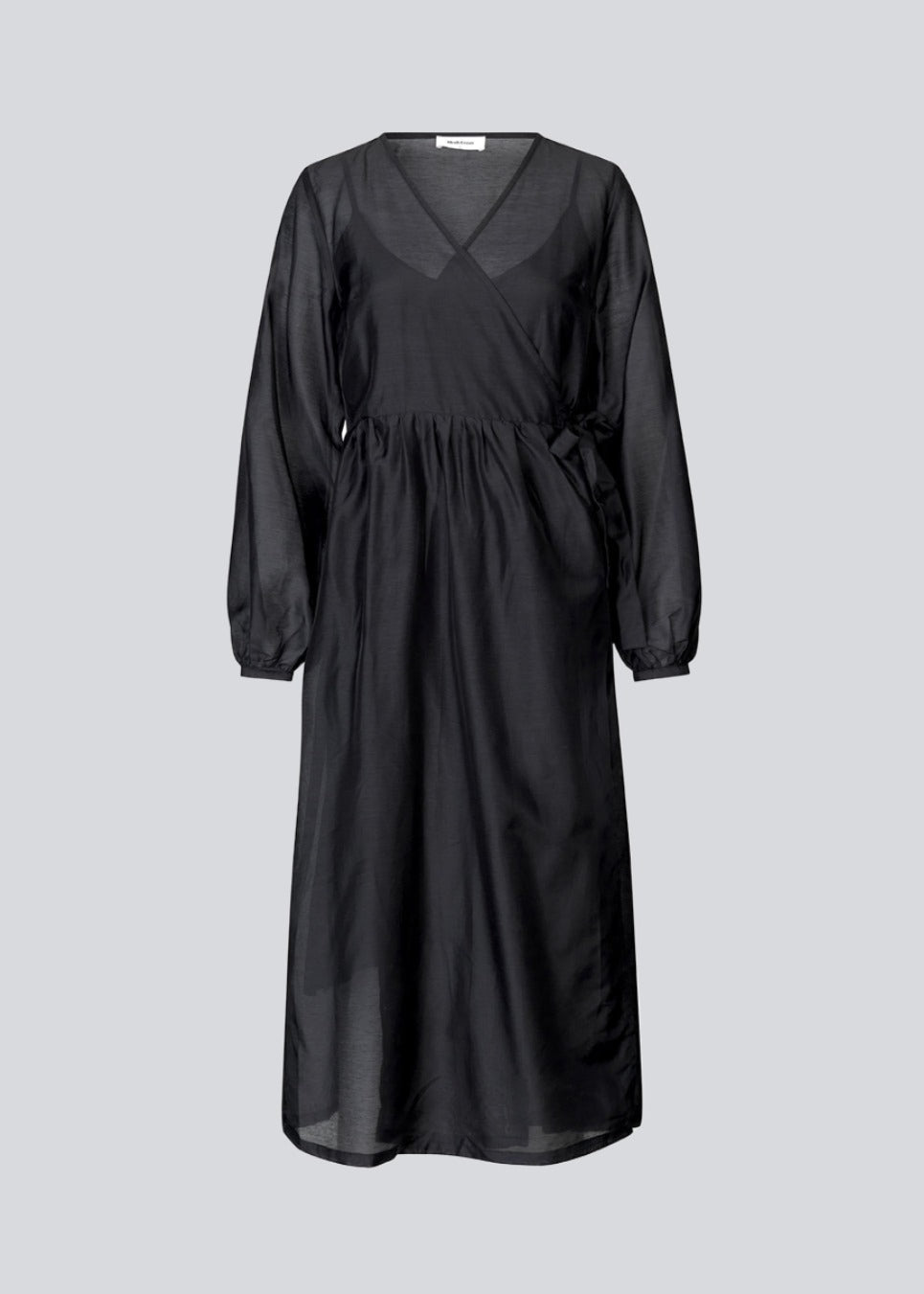 Mellemlang kjole i luftig hør-kvalitet, der er en smule gennemsigtig. AmoraMD dress har lange ballonærmer, v-udskæring og wrap-effekt med bindebånd. Underkjole medfølger.
