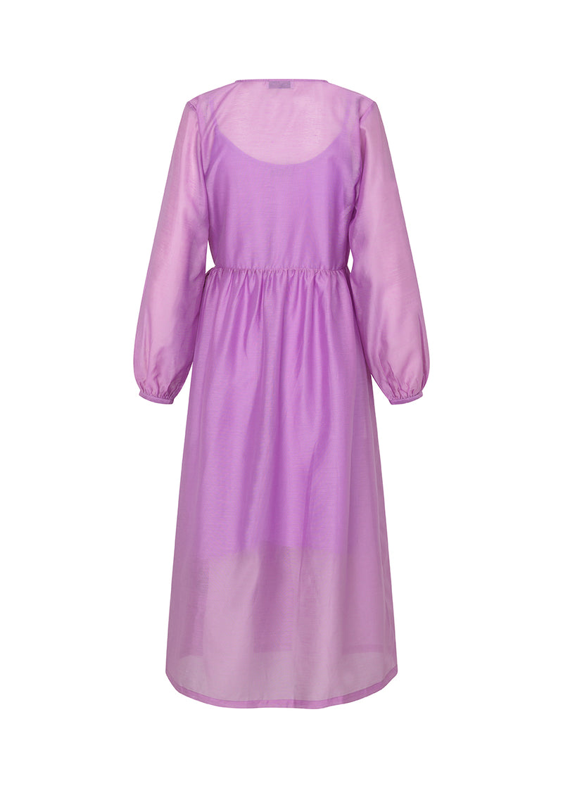 Mellemlang kjole i lilla i luftig hør-kvalitet, der er en smule gennemsigtig. AmoraMD dress har lange ballonærmer, v-udskæring og wrap-effekt med bindebånd. Underkjole medfølger.