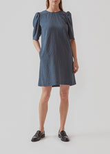 Kort kjole med løs pasform. AndreaMD dress har korte ærmer med volumen og en åbning bag på med knap i nakken.