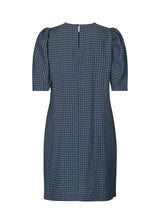 Kort kjole med løs pasform. AndreaMD dress har korte ærmer med volumen og en åbning bag på med knap i nakken.