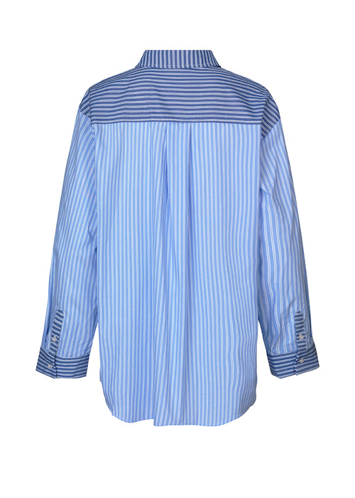Voluminøs skjorte i farven: blue stripe, i bomuldspoplin med kontrasterende striper. AndyMD shirt har lav skuldersøm og ærmer med vidde. Bærestykkeskæring i ryggen.