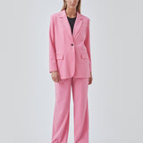 Bukser med afslappet pasform. AnkerMD wide pants har almindelig talje med læg foran og brede, lange ben. Dekorative paspolerede lommer bagpå og sidelommer.  Match med blazer: AnkerMD blazer